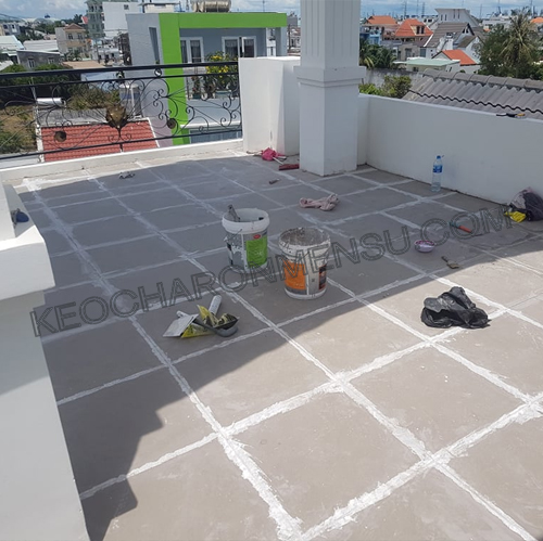 Cách bơm men chống thấm cho ron sân thượng